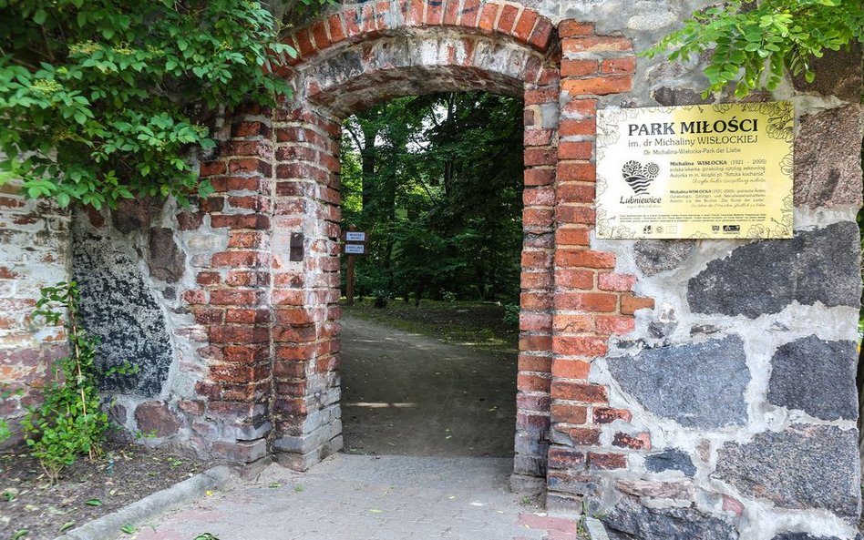 Miłość to uczucie stare jak świat i jak ta brama, która prowadzi do parku