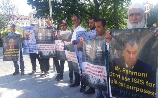 Demonstracja Tadżyków w Warszawie w 2019 roku.