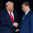 Donald Trump i Chin Xi Jinping rozmawiają po wyjściu ze spotkania dwustronnego na marginesie szczytu