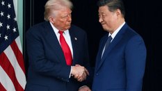 Donald Trump i Chin Xi Jinping rozmawiają po wyjściu ze spotkania dwustronnego na marginesie szczytu