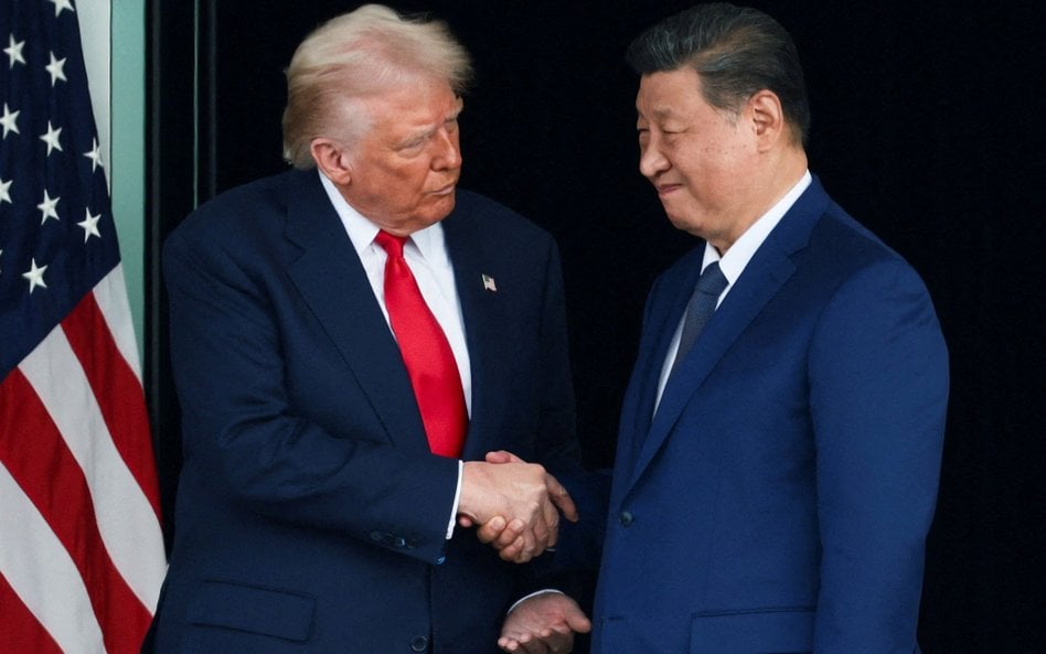 Donald Trump i Chin Xi Jinping rozmawiają po wyjściu ze spotkania dwustronnego na marginesie szczytu