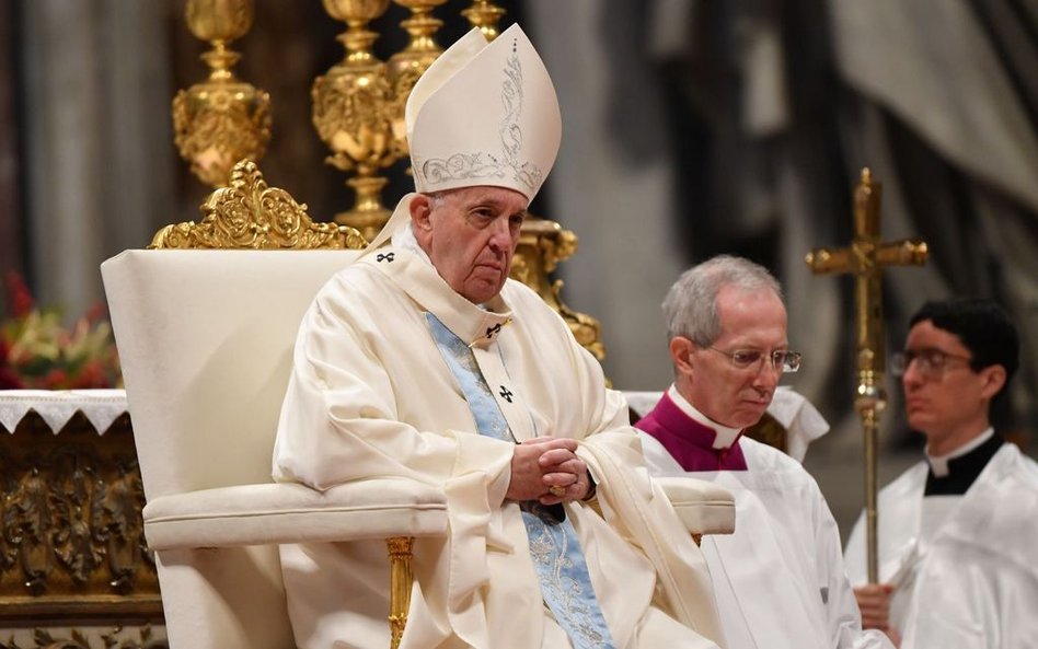 Incydent w Watykanie. Papież Franciszek przeprasza za swe zachowanie