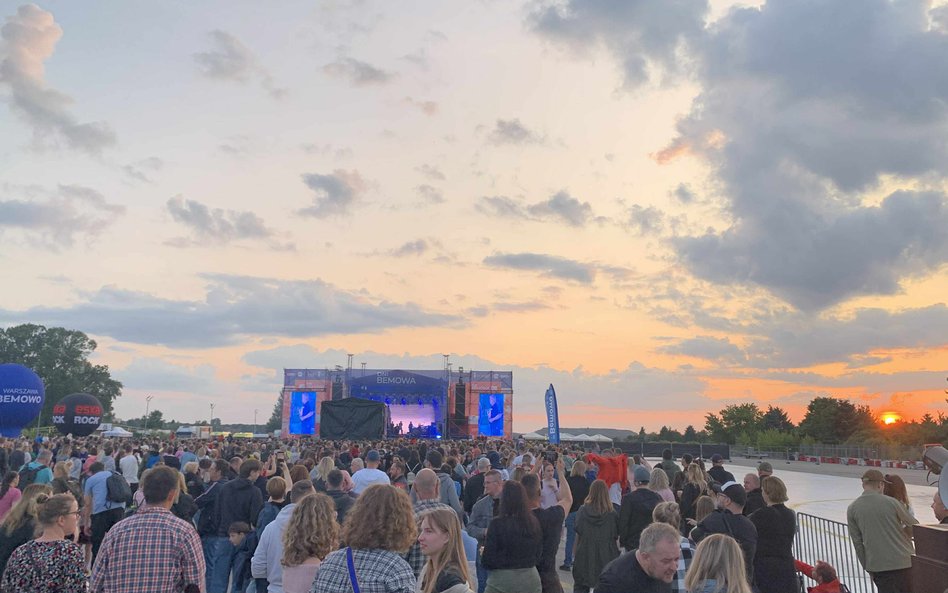 Zachód słońca stanowił malownicze tło dla koncertu i tysięcy zgromadzonych fanów.