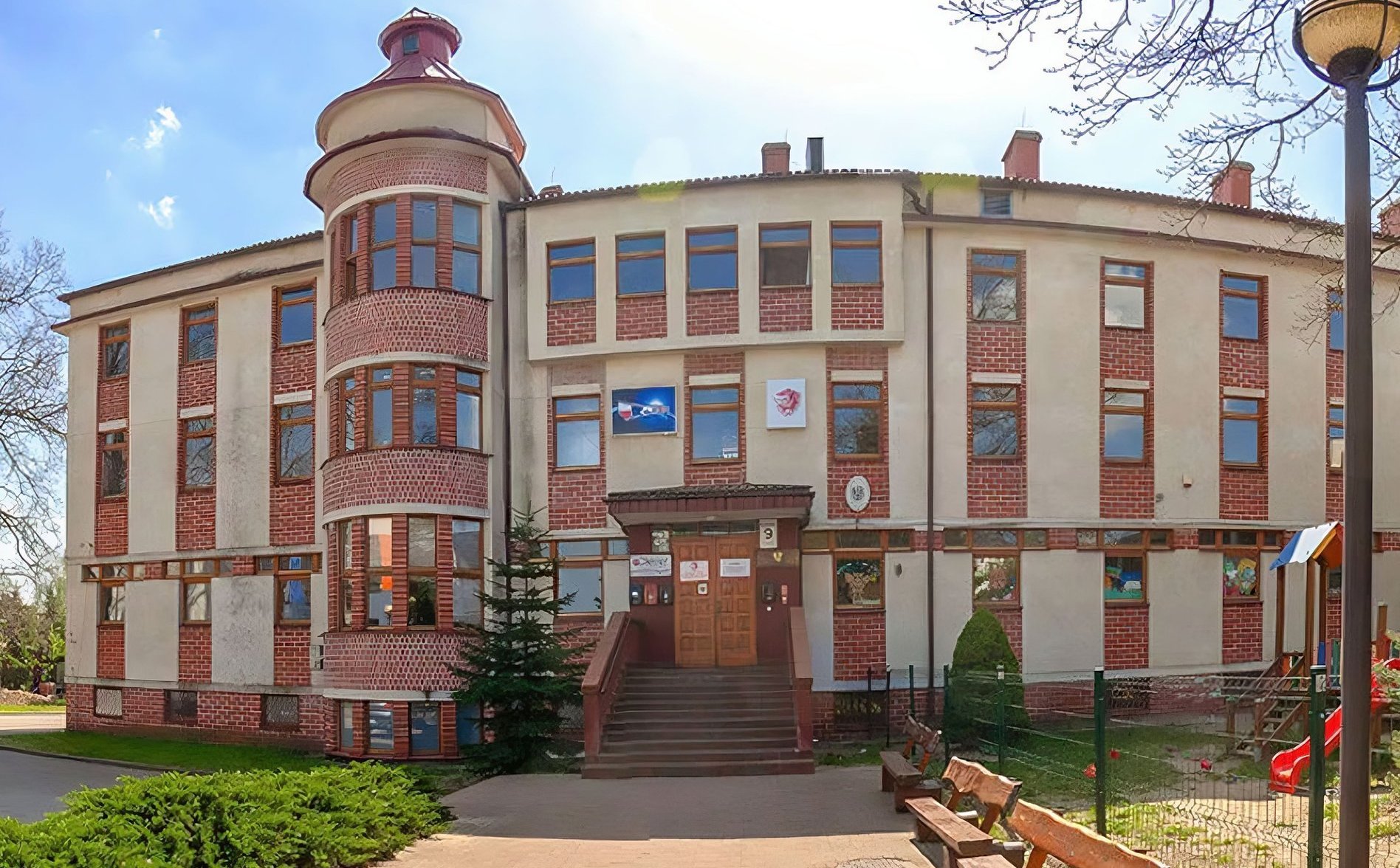 Черные тучи над университетом в Лодзи