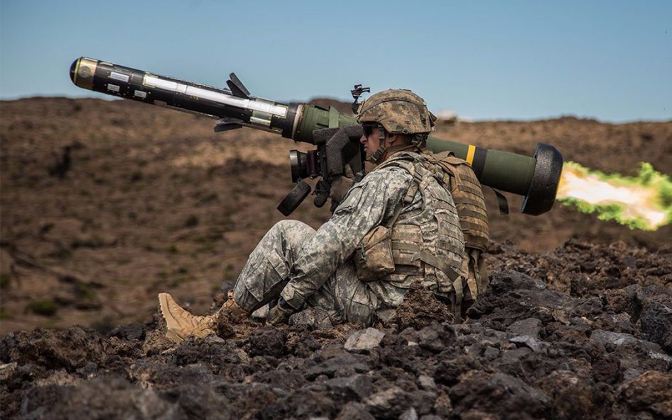 Odpalenie pocisku Javelin przez amerykańskich żołnierzy. Fot./US Army.