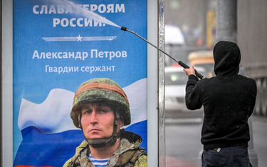 Plakat z hasłem "Chwała bohaterom Rosji" na przystanku w Moskwie