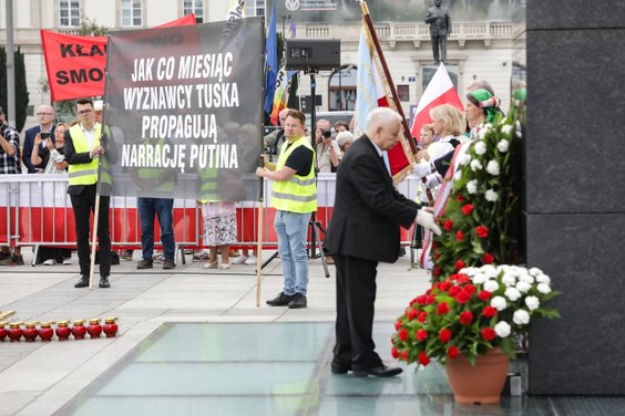 Prezes PiS Jarosław Kaczyński składa kwiaty przed Pomnikiem Ofiar Tragedii Smoleńskiej 2010 roku na 