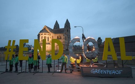 Prace próbowali zablokować aktywiści Greenpeace, którzy na pewien czas zajęli świątynię, ale ostatec