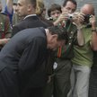 Gerhard Schröder przed Murem Pamięci w Muzeum Powstania Warszawskiego 1 sierpnia 2004 r. Wśród nazwi