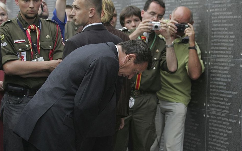 Gerhard Schröder przed Murem Pamięci w Muzeum Powstania Warszawskiego 1 sierpnia 2004 r. Wśród nazwi