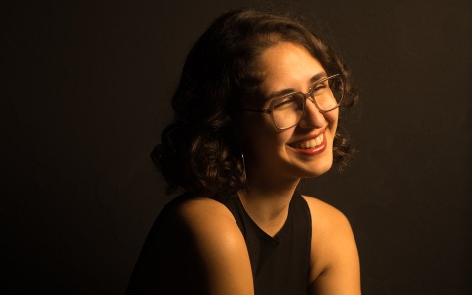 Uczę się języka, ale idzie mi to bardzo powoli – mówi Betina. – Ciężko się skupić, bo robię jednocze