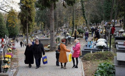 W tym roku nie możemy odwiedzać grobów bliskich zmarłych w Uroczystość Wszystkich Świętych, ale może