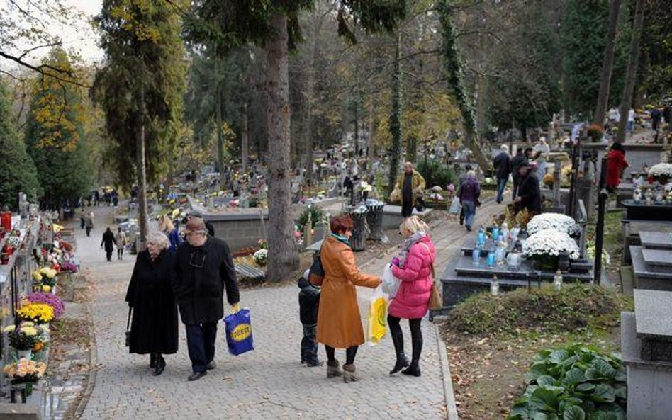 W tym roku nie możemy odwiedzać grobów bliskich zmarłych w Uroczystość Wszystkich Świętych, ale może