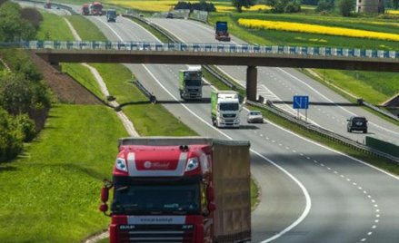 Zdobycie uprawnień kierowcy ciężarówki kosztuje dziś nawet 10 tys. zł. Teraz młodzi nauczą się fachu