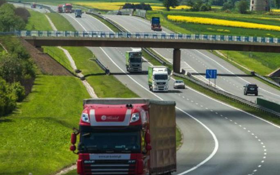 Zdobycie uprawnień kierowcy ciężarówki kosztuje dziś nawet 10 tys. zł. Teraz młodzi nauczą się fachu