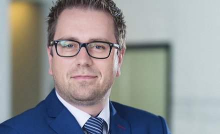 Skoki wzwyż, stare samochody i budownictwo