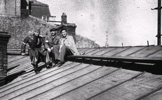 Posterunek na dachu kamienicy przy ul. Marszałkowskiej 71 – oczekiwanie na zrzuty. Siedzą od lewej: 