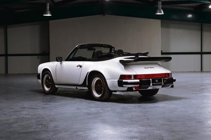 Lśniące bielą Porsche 911 Carrera kabrio 3.2 oznacza mniejszy wydatek – cena wyjściowa to 208 tys. z