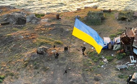 Flaga Ukrainy na Wyspie Węży. Rosja twierdzi, że dokonała ataku