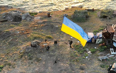 Flaga Ukrainy na Wyspie Węży. Rosja twierdzi, że dokonała ataku