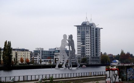 Rzeźba Molecule Man Jonathana Borovsky’ego, symbolizująca spotkanie w świecie bez barier