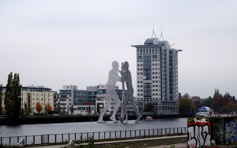 Rzeźba Molecule Man Jonathana Borovsky’ego, symbolizująca spotkanie w świecie bez barier