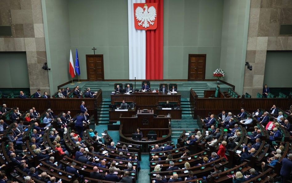 Polityka ma rozwiązywać problemy Polaków, a nie budować mity o narodowej zdradzie czy wielkości. Cel