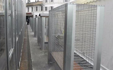 Angouleme: Ławki w klatkach