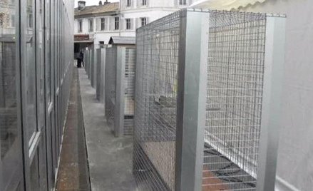 Angouleme: Ławki w klatkach