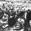 ?Uroczystość z udziałem Herberta Hoovera (siedzi pierwszy z prawej), Józefa Piłsudskiego (siedzi pie
