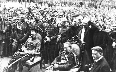 ?Uroczystość z udziałem Herberta Hoovera (siedzi pierwszy z prawej), Józefa Piłsudskiego (siedzi pie