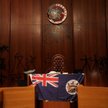 Kolonialna flaga Hongkongu wywieszona przez demonstrantów w okupowanym przez nich budynku lokalnego 