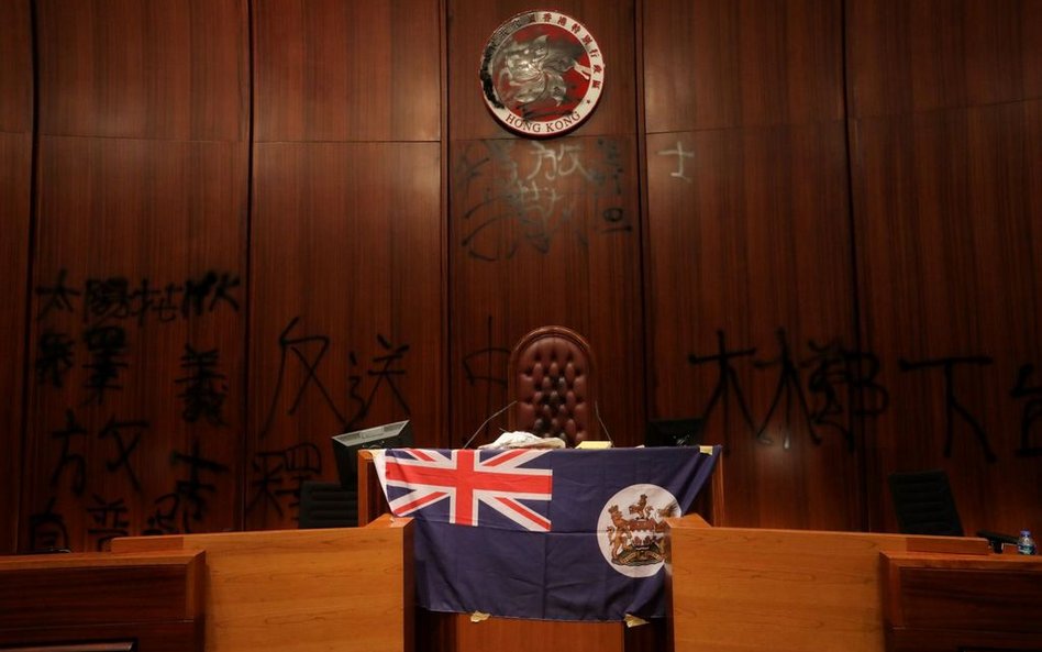 Kolonialna flaga Hongkongu wywieszona przez demonstrantów w okupowanym przez nich budynku lokalnego 