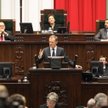 W exposé Donald Tusk zapowiedział wydłużenie wieku emerytalnego. Ta propozycja ma coraz więcej przec
