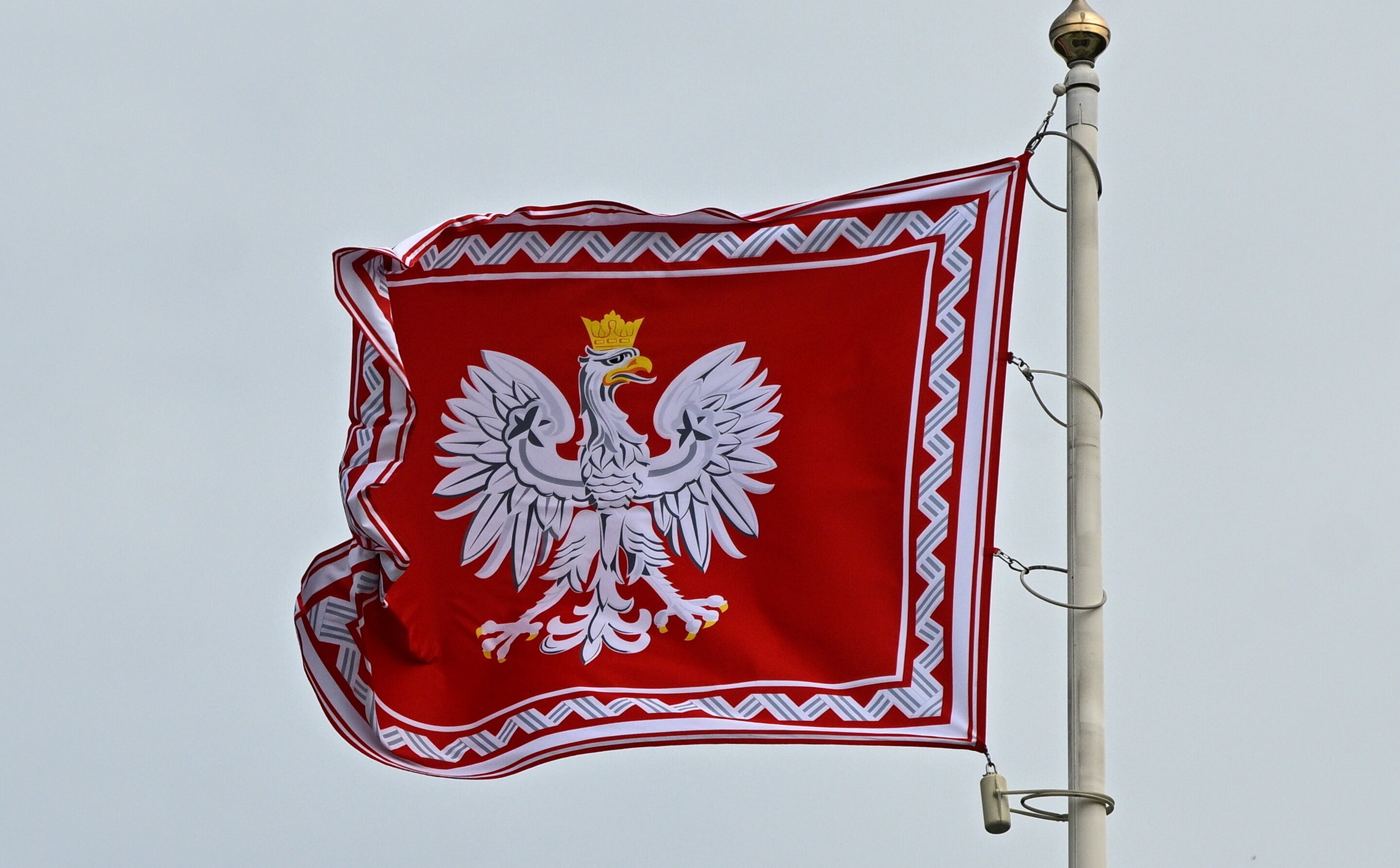 Rząd poprawi flagę, orła i hymn. Ruszają prace w ministerstwie