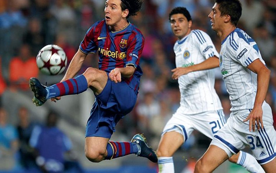 Barcelona – Dynamo 2:0. Messi (przy piłce) strzelił pierwszego gola. O pozostałej części wieczoru wo