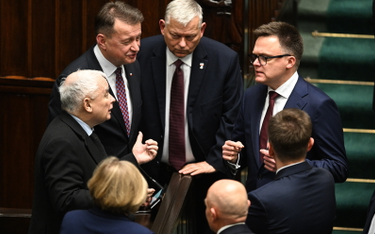 Nowo wybrany marszałek Sejmu Szymon Hołownia (P), prezes PiS Jarosław Kaczyński (L), szef klubu parl