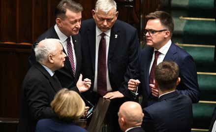 Nowo wybrany marszałek Sejmu Szymon Hołownia (P), prezes PiS Jarosław Kaczyński (L), szef klubu parl