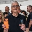Tim Cook na scenie w siedzibie Apple w Cupertino pokazał nową linię flagowych urządzeń