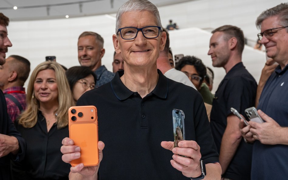 Tim Cook na scenie w siedzibie Apple w Cupertino pokazał nową linię flagowych urządzeń