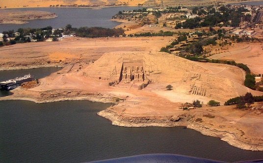Widok z lotu ptaka na Abu Simbel we wrześniu 2004 roku. Fot. Orange Mécanique /Wikimedia (CC BY 4.0)