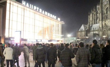 Sylwester. Tłum mężczyzn na placu przed dworcem głównym w Kolonii