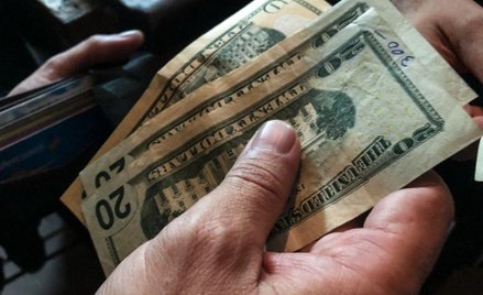 Dolar dobrze kończy tydzień