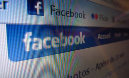 Co robi Szwed w pracy? Wchodzi na Facebooka