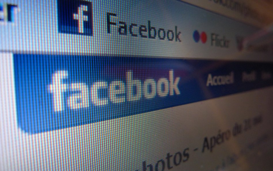 Co robi Szwed w pracy? Wchodzi na Facebooka