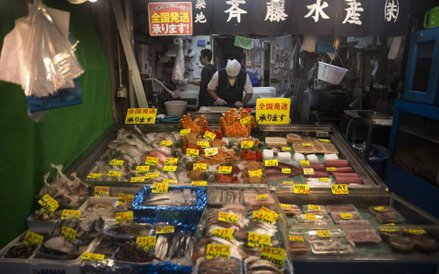 Legandarny targ rybny Tsukiji w Tokio