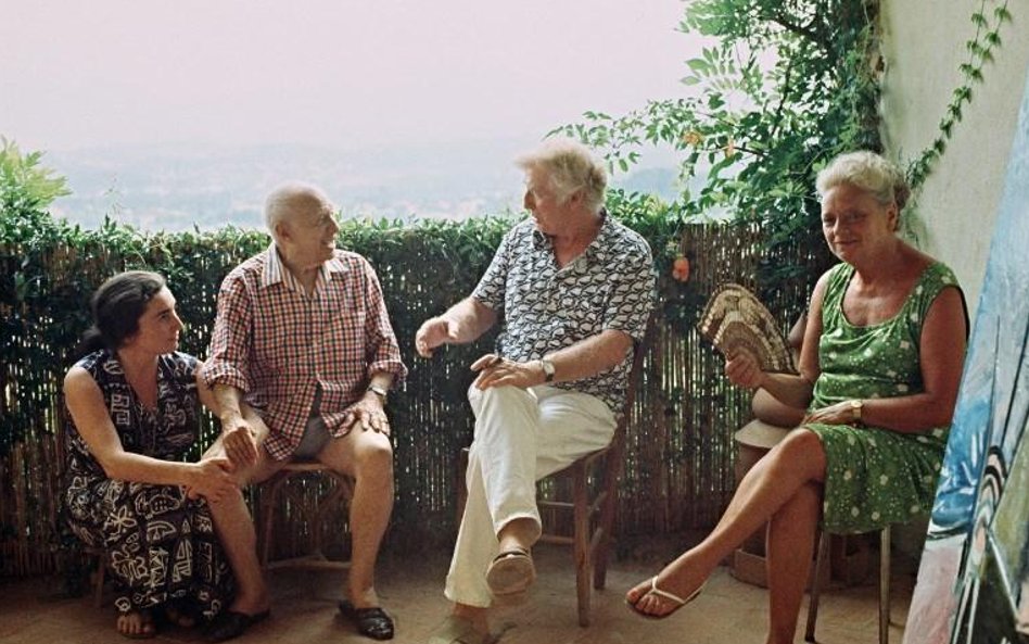 Pablo Picasso z żoną Jacqueline (z lewej) z gośćmi na tarasie willi: od prawej malarz Edouard Pignon