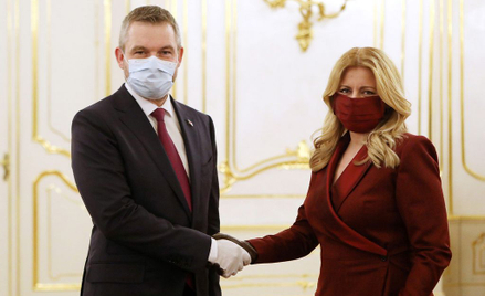 Dymisja rządu na Słowacji - w maseczkach i rękawiczkach