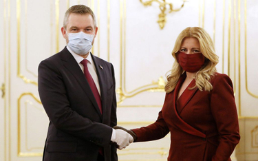 Dymisja rządu na Słowacji - w maseczkach i rękawiczkach