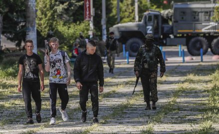 Rosyjscy żołnierze na ulicy w obwodzie chersońskim